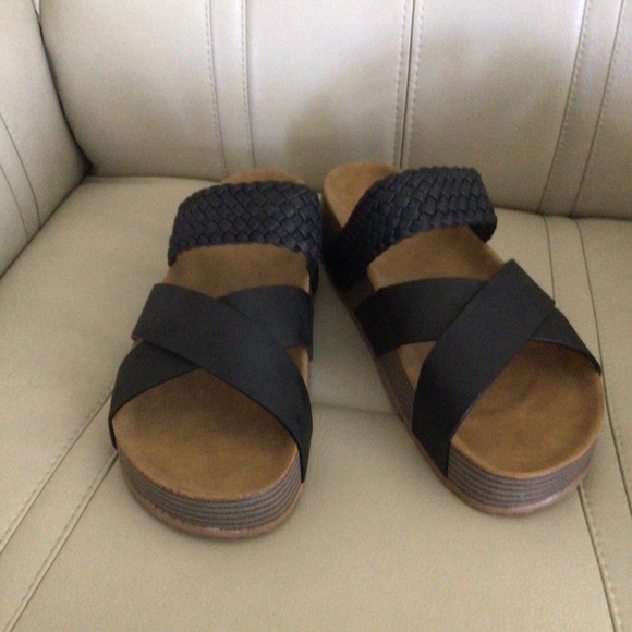 Never worn criss cross strap sandals - Picture 5 of 6